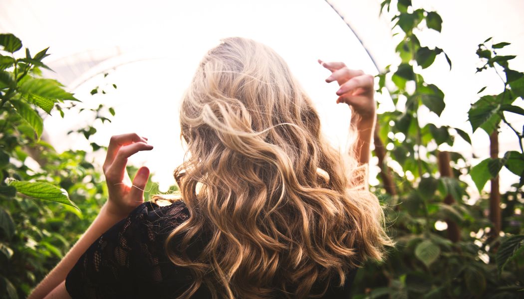 L’huile de coco en soin pour cheveux, une alliée capillaire sous-estimée